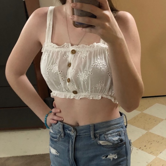 🌻 White Button Detail Cropped Top - Picture 5 of 7